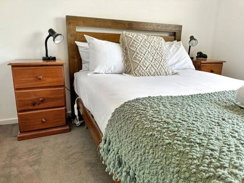 Reel Close! Walk To Everything. Sleeps 6 - Kingaroy Accommodation 2