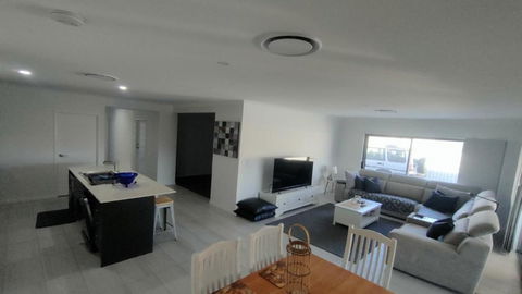 Relax Poolside By The Canal - Kingaroy Accommodation 3