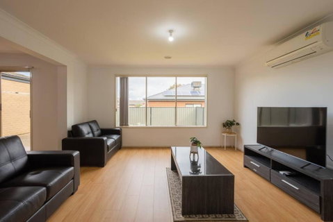 Relaxing Family Home In The Heart Of Tarneit - Kingaroy Accommodation 1