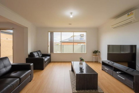 Relaxing Family Home In The Heart Of Tarneit - Kingaroy Accommodation 0
