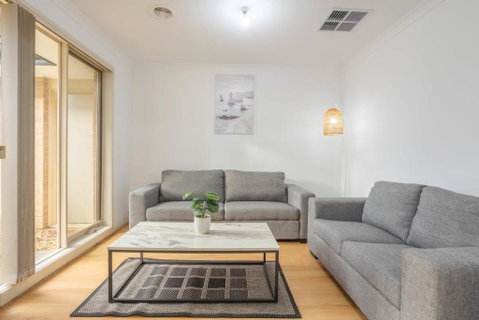 Relaxing Family Home In The Heart Of Tarneit - Kingaroy Accommodation 2