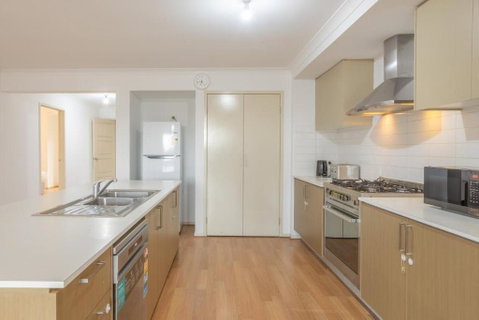 Relaxing Family Home In The Heart Of Tarneit - Kingaroy Accommodation 3