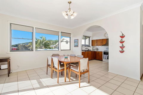 Retro Beach House - Kingaroy Accommodation 3