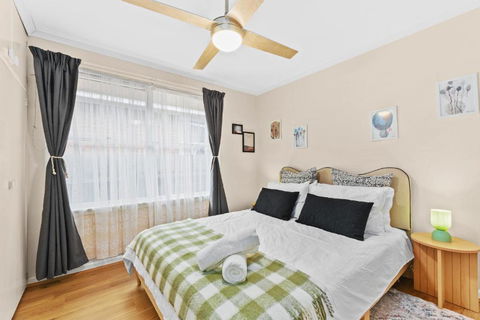 Retro Retreat - Mornington - Kingaroy Accommodation 1