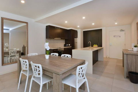 Resort-style Swim Out - A True Tropical Oasis - Kingaroy Accommodation 3