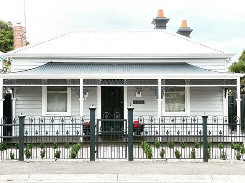 Saint Brides - Superior Boutique Accomodation - STEPS TO PAKINGTON STREET - Kingaroy Accommodation 0