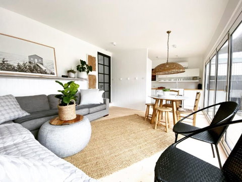 Saint Brides - Superior Boutique Accomodation - STEPS TO PAKINGTON STREET - Kingaroy Accommodation 2
