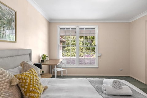 Rustic Queen Room - Located At Serene Street In Pymble - Shared Bathroom - Kingaroy Accommodation 2
