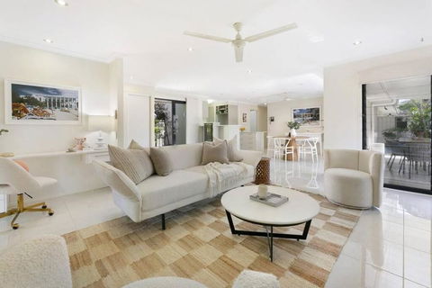 Riviera Road Miami - 4BRM Dual Villa - Kingaroy Accommodation 0