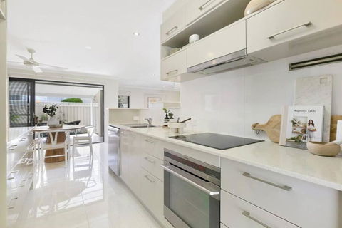 Riviera Road Miami - 4BRM Dual Villa - Kingaroy Accommodation 2
