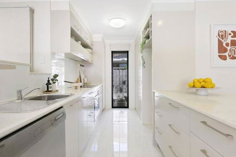 Riviera Road Miami - 4BRM Dual Villa - Kingaroy Accommodation 3