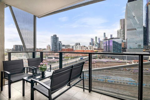Rooftop Pool 2BR Apartment At Marvel Stadium With Free Parking - Kingaroy Accommodation 2