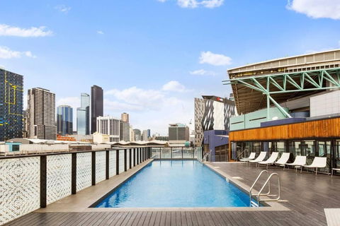 Rooftop Pool 2BR Apt At Marvel Stadium With Free Parking - Kingaroy Accommodation 3