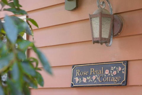Rose Petal Cottage - Kingaroy Accommodation 1