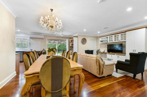 Roselawn Manor - 5 Bedroom Entertainer - Kingaroy Accommodation 3