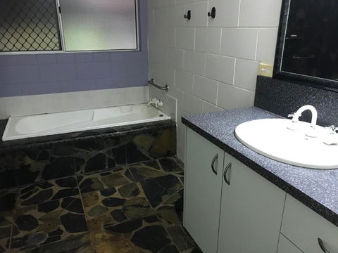 Royal Palm Cottage, Entire Two Bedroom 2 Bathroom House With Pool - Kingaroy Accommodation 3