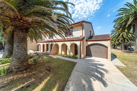 Sage By The Sea - WiFi, BBQ, Beach, Art - Kingaroy Accommodation 3