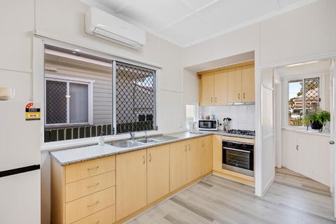 Sage Cottage! CBD Perfection! - Kingaroy Accommodation 1