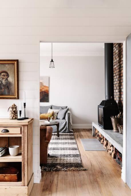 Sailors Whisk, Luxurious Restored Antique Cottage - Kingaroy Accommodation 1