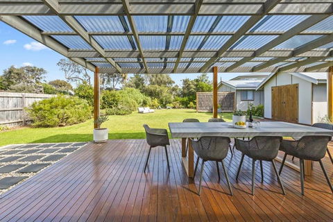 Salt Air Beach Retreat - 280m Walk To Foreshore, Check Out 5pm Sunday! - Kingaroy Accommodation 2