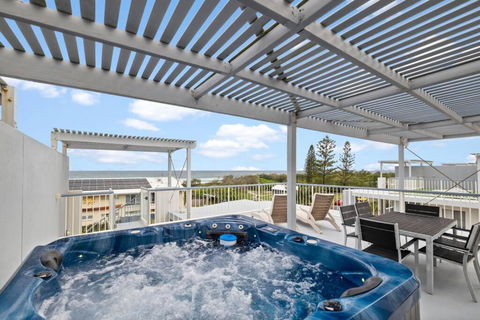 Salty Breeze - Rooftop Terrace & Jacuzzi - Kingaroy Accommodation 0