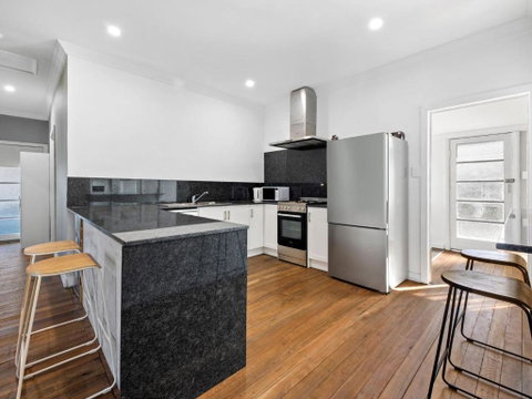 Salty Sea Cottage - Kingaroy Accommodation 1