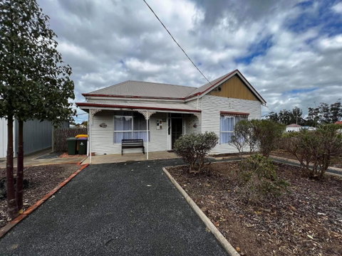 The Crooked Cottage - Kingaroy Accommodation 0