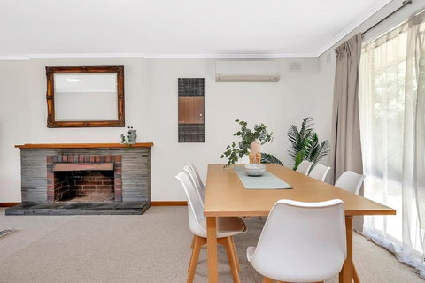 The Glenalvie - Sprawling Serenity In Adelaide Hills - Kingaroy Accommodation 3