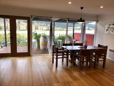 The Harvest, Ese Vineyard Cottage - Kingaroy Accommodation 3