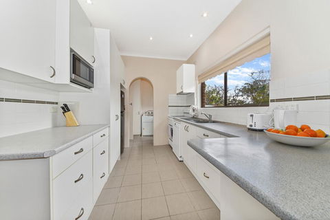 BEAUTIFUL HOLIDAY HOME CLOSE TO KU-RING-GAI CHASE NNT328 - Kingaroy Accommodation 3