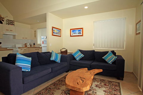 Berrara Lagoon Front Chalet - Kingaroy Accommodation 2