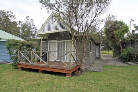 Berrara Lagoon Front Chalet - Kingaroy Accommodation 1