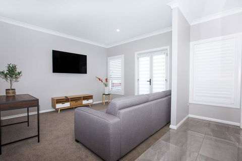 Best Central Wagga Townhouse - Kingaroy Accommodation 2