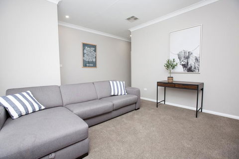 Best Central Wagga Townhouse - Kingaroy Accommodation 3