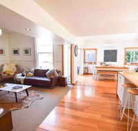 Best Location in Hobart Luxury 4 bedroom with stunning views - Kingaroy Accommodation
