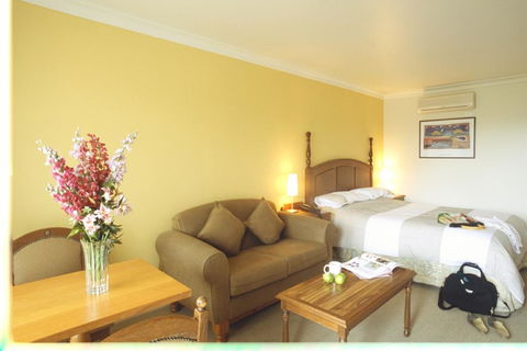 Best Western Plus The Tudor Box Hill - Kingaroy Accommodation 2