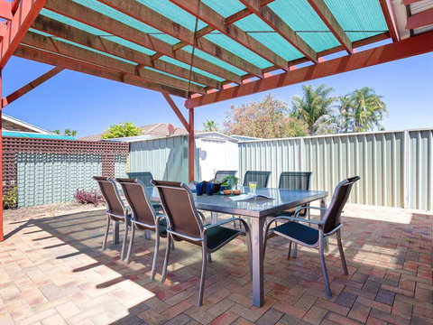 Blue Bay, 83a Rocky Point Road - Foxtel & Air Conditioning Downstairs - Kingaroy Accommodation 2