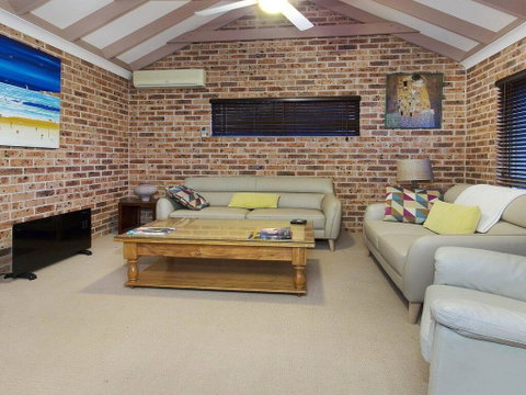 Bombo Blue - Pet Friendly Townhouse - Kingaroy Accommodation 3