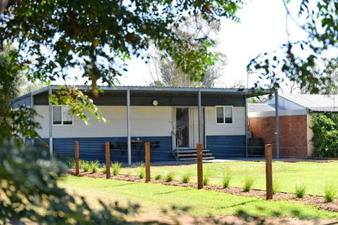 The Jetty Hut - Lake Frontage Barmera Riverland - Kingaroy Accommodation 1