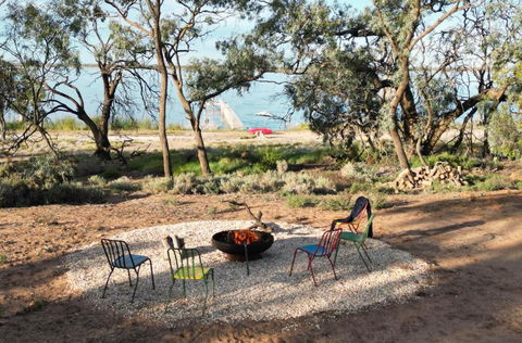 The Jetty Hut - Lake Frontage Barmera Riverland - Kingaroy Accommodation 3
