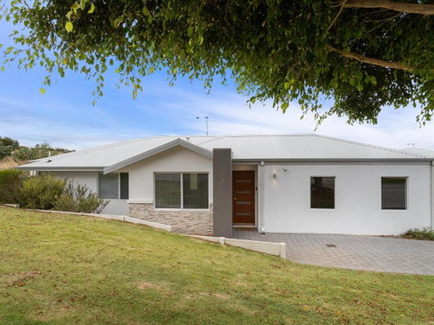 Three Bedroom, Two Bathroom Family Home - Kingaroy Accommodation 0