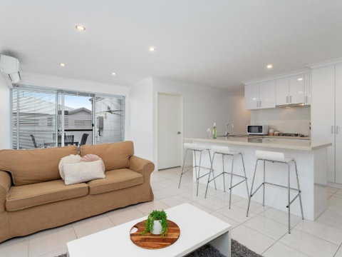 Three Bedroom, Two Bathroom Family Home - Kingaroy Accommodation 1