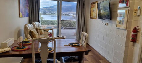 Waterfront Abode - 2 Bedrooms - Kingaroy Accommodation 2