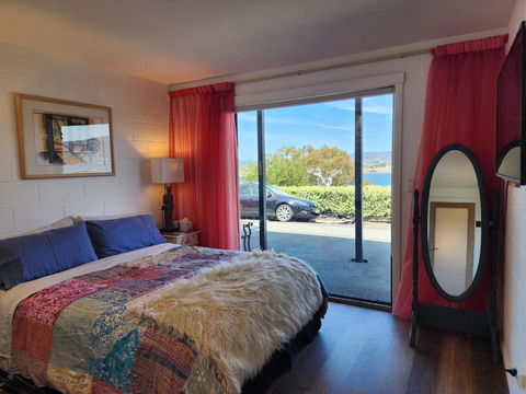 Waterfront Abode - 2 Bedrooms - Kingaroy Accommodation 1