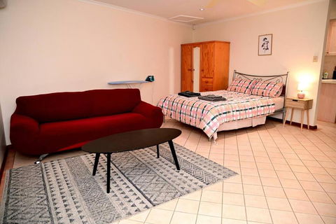 Spacious Studio In AliceSprings QueenBed+KSAirbed - Kingaroy Accommodation 0