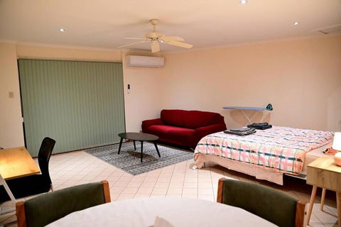 Spacious Studio In AliceSprings QueenBed+KSAirbed - Kingaroy Accommodation 1
