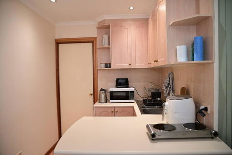 Spacious Studio In AliceSprings QueenBed+KSAirbed - Kingaroy Accommodation 2
