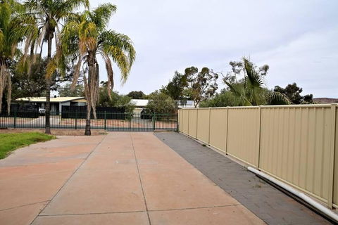 Spacious Studio In AliceSprings QueenBed+KSAirbed - Kingaroy Accommodation 3