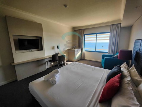 ZEN88 ESPLANADE: Hotel Suite W/ Ocean/Sunset Views - Kingaroy Accommodation 0