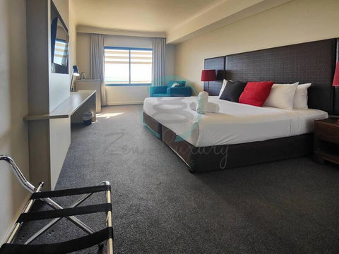 ZEN88 ESPLANADE: Hotel Suite W/ Ocean/Sunset Views - Kingaroy Accommodation 1